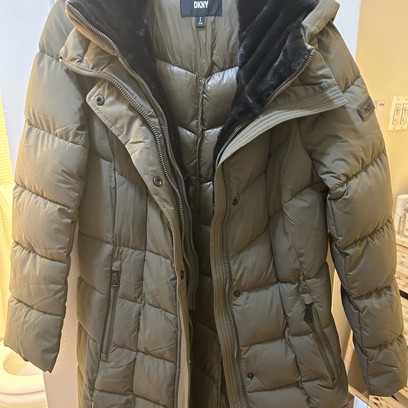 DKNY women’s long puffer , bib front , faux fur trim , size small, ! With tags! - Picture 4 of 5